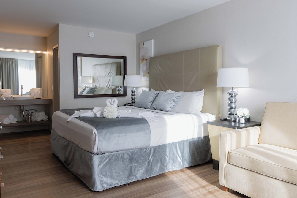 ELITE, KING BED, POOL VIEW