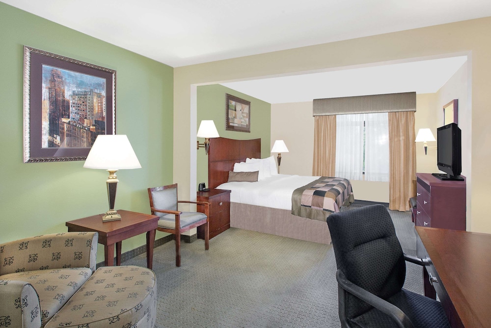 Wingate By Wyndham Lafayette Airport 24/45