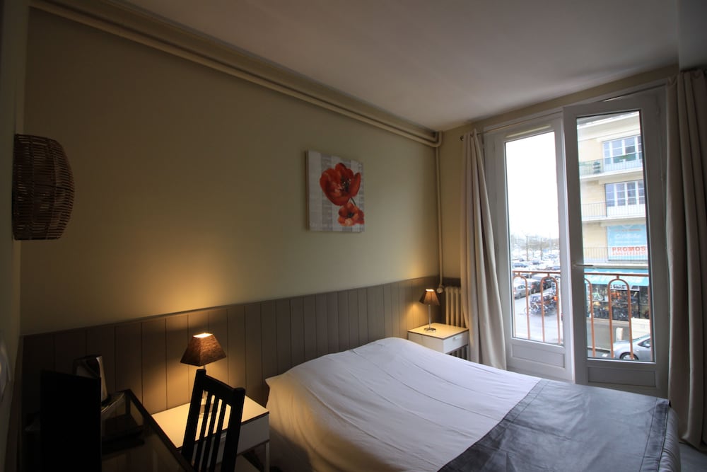 L Univers Hotel 12/41