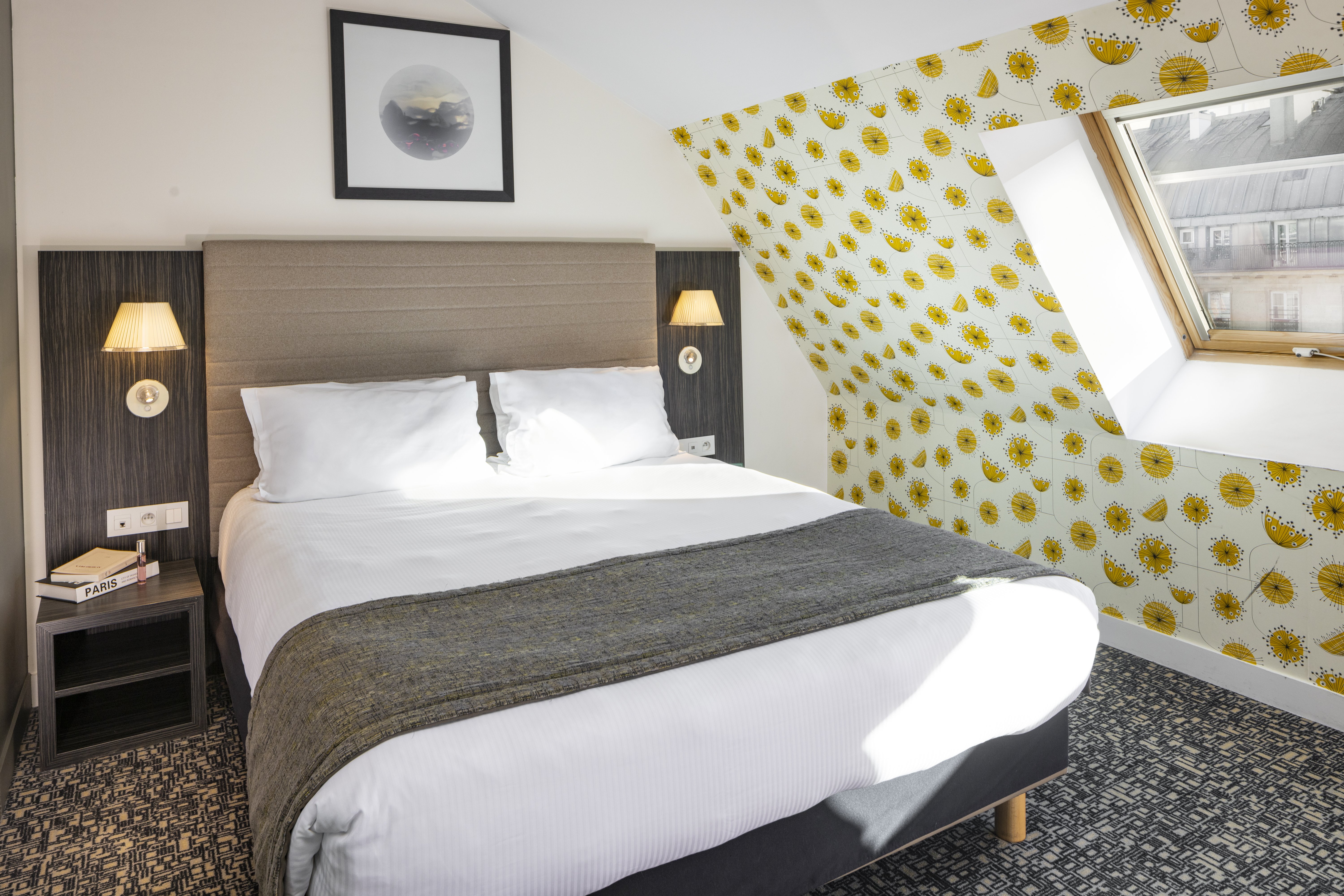 Suite, Queen Bed, Living Area