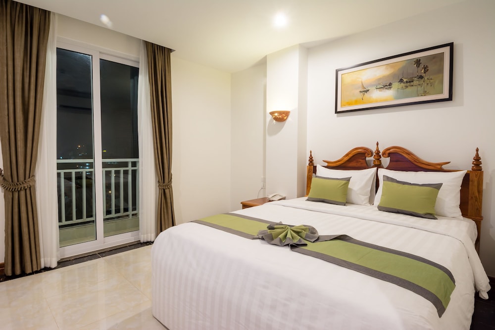 SUPERIOR, KING BED, CITY VIEW