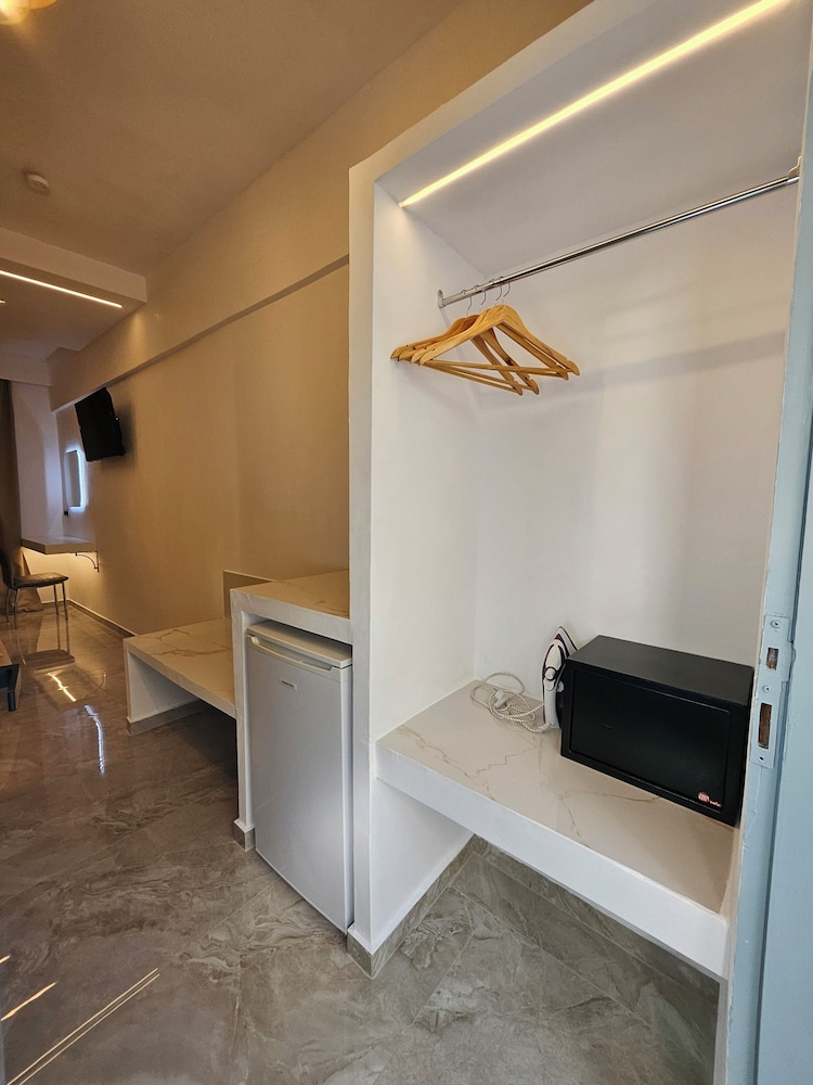 Maroula Blue Studios And Suites 9/70