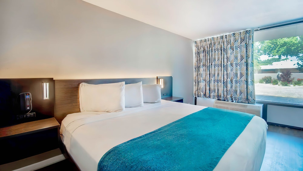 Motel6 Louisville, KY - Airport - Fair Expo 17/26