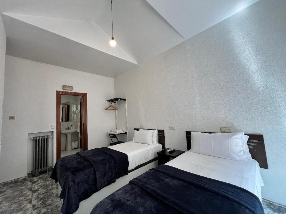 غرفة بسريرين منفصلين بحمام خاص، Hostal Palacios Fuencarral 3/10