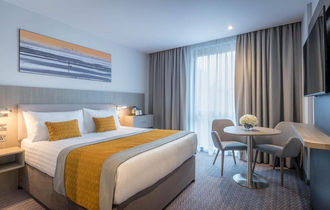 DELUXE, KING BED