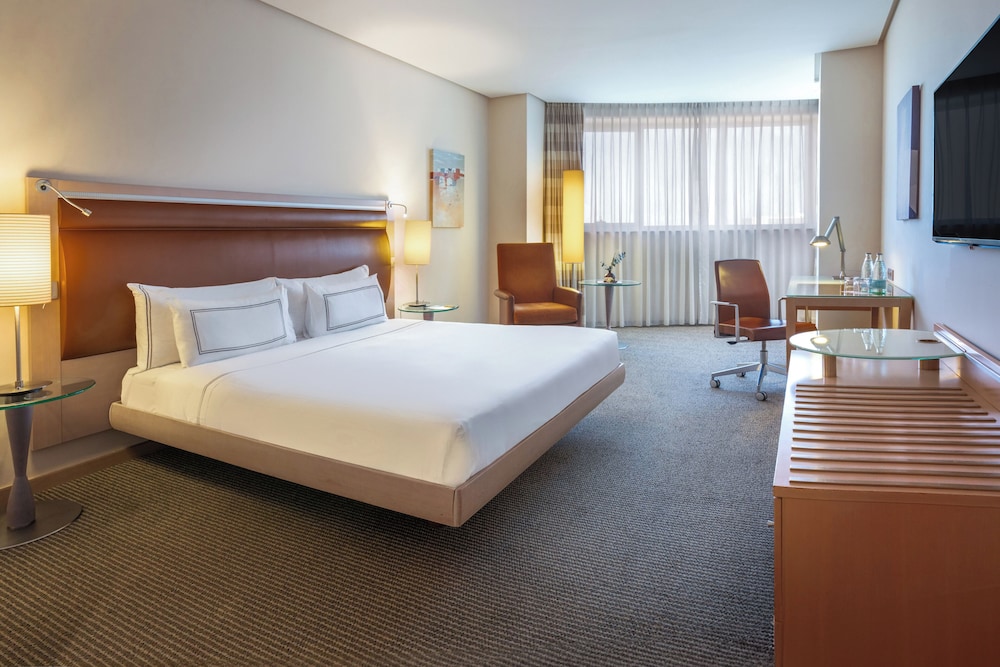 MELIA, KING BED