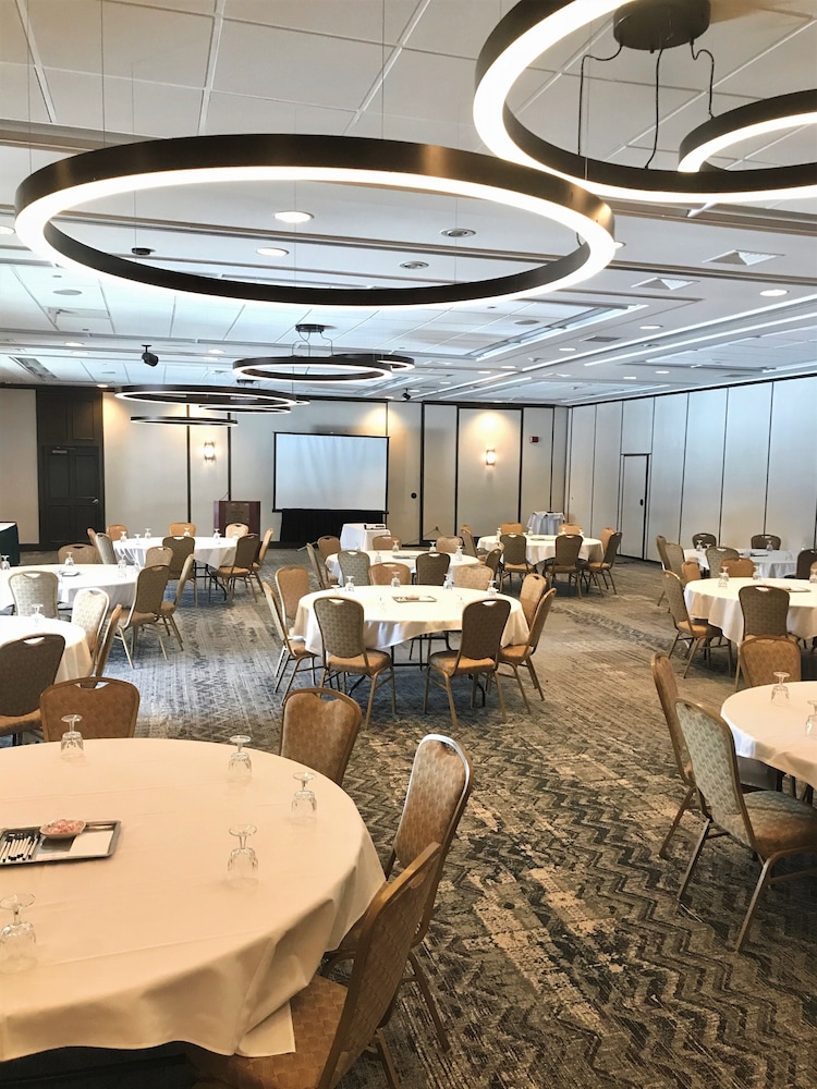 Delta Hotels by Marriott Burlington 33/42