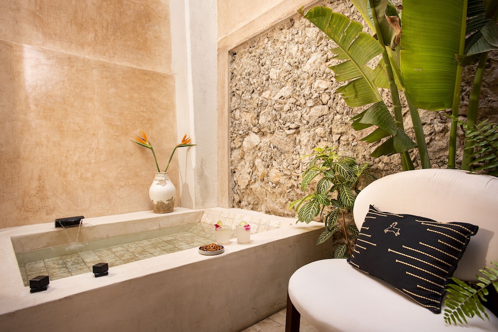 Suite, King Bed, Pool View, Patio