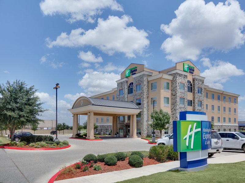 Holiday Inn Express Suites San Antonio Brooks City Base 22/28