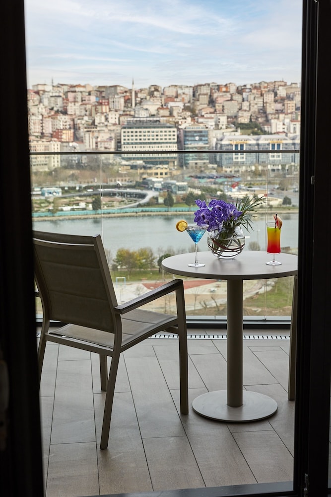 Movenpick Hotel Istanbul Golden Horn 72/89