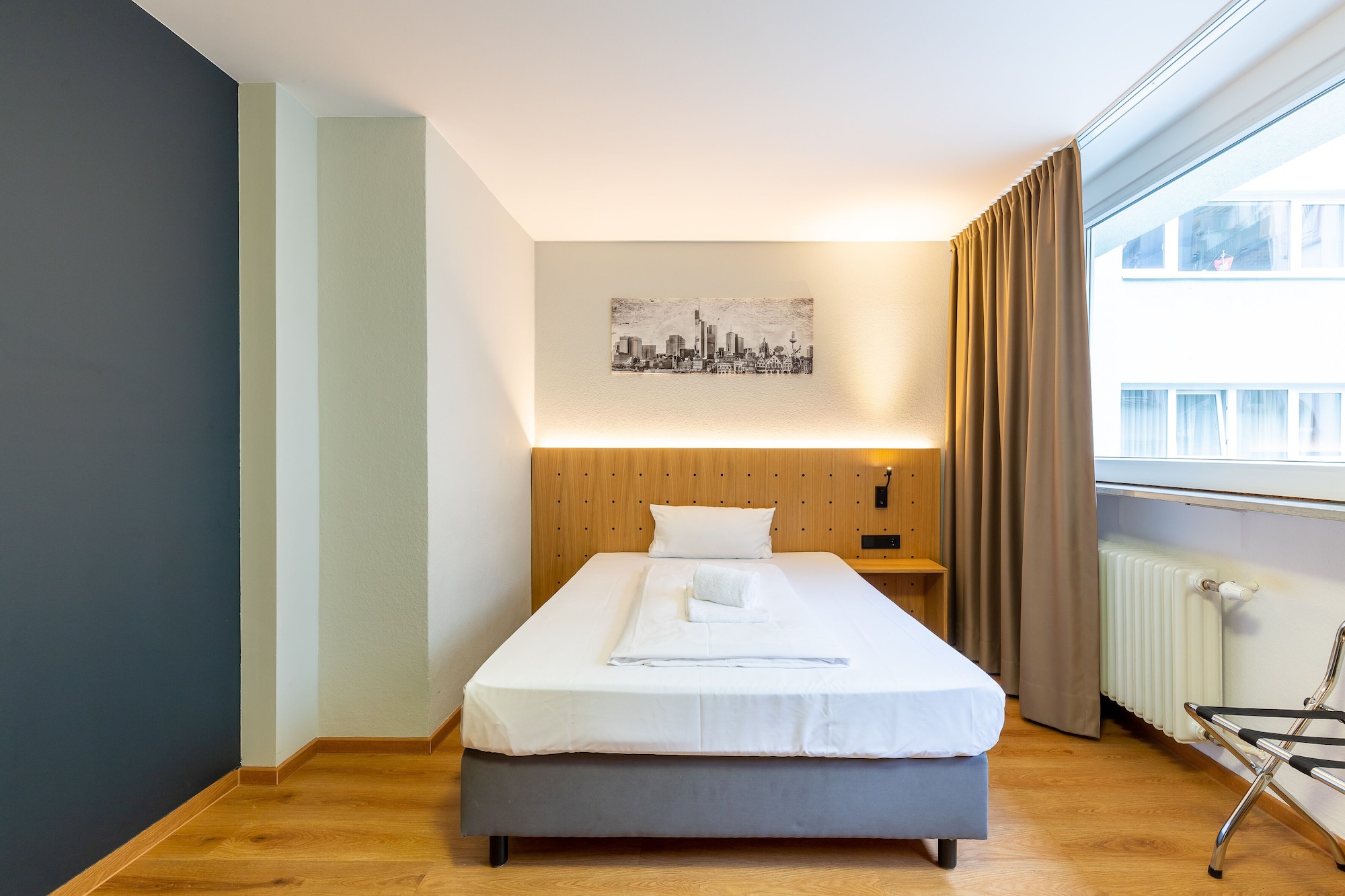 ROOM, SINGLE