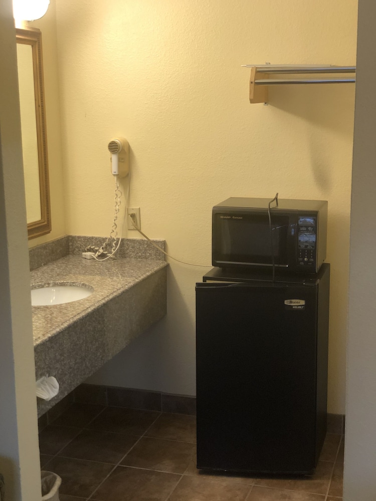Inn At Mexia 26/64