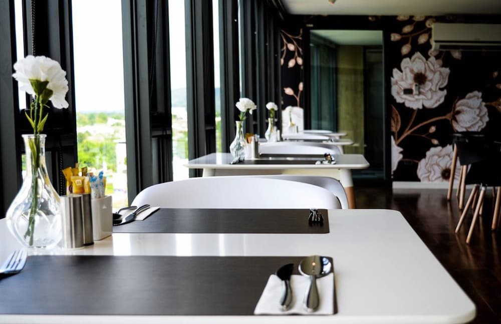 The 28Th Hotel 23/70
