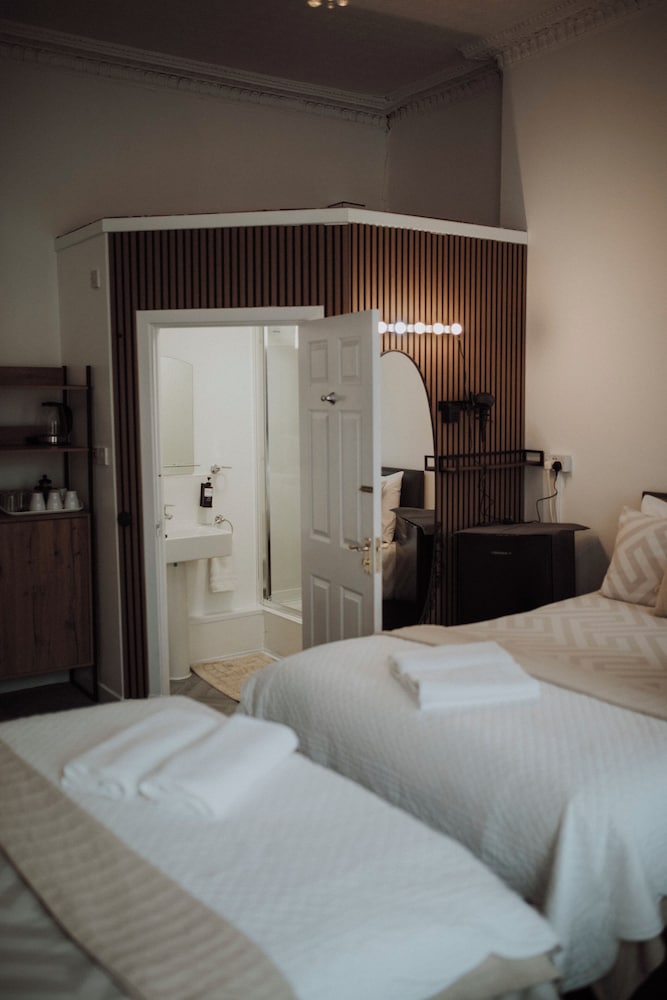 Suite, 2 Double and Twin Beds، 16 PILRIG GUEST HOUSE 3/7