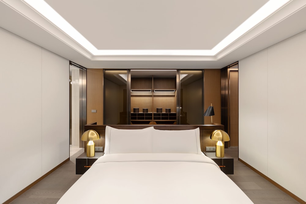 Wyndham, Grand, Suite, King and Queen Bed