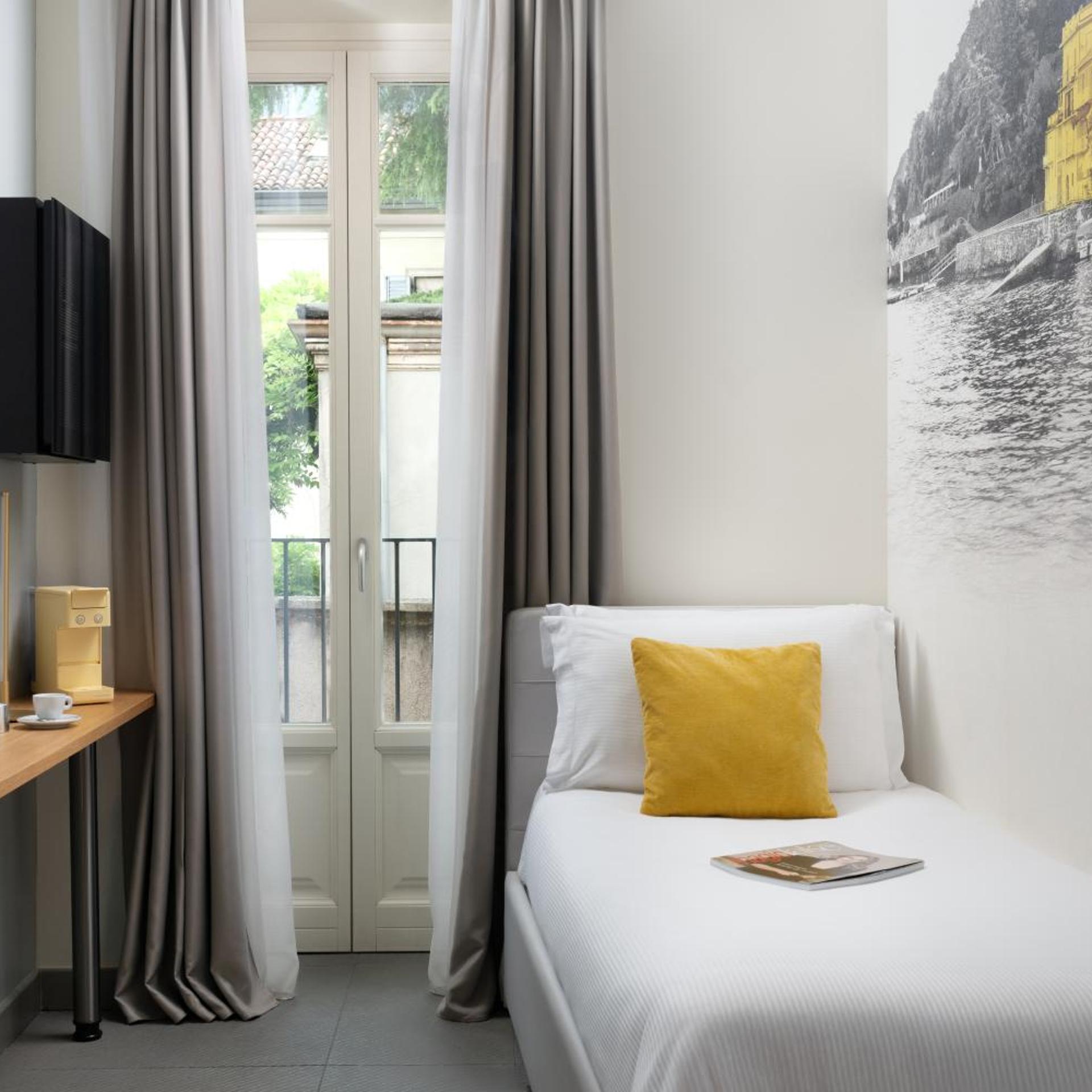 ROOM, SINGLE