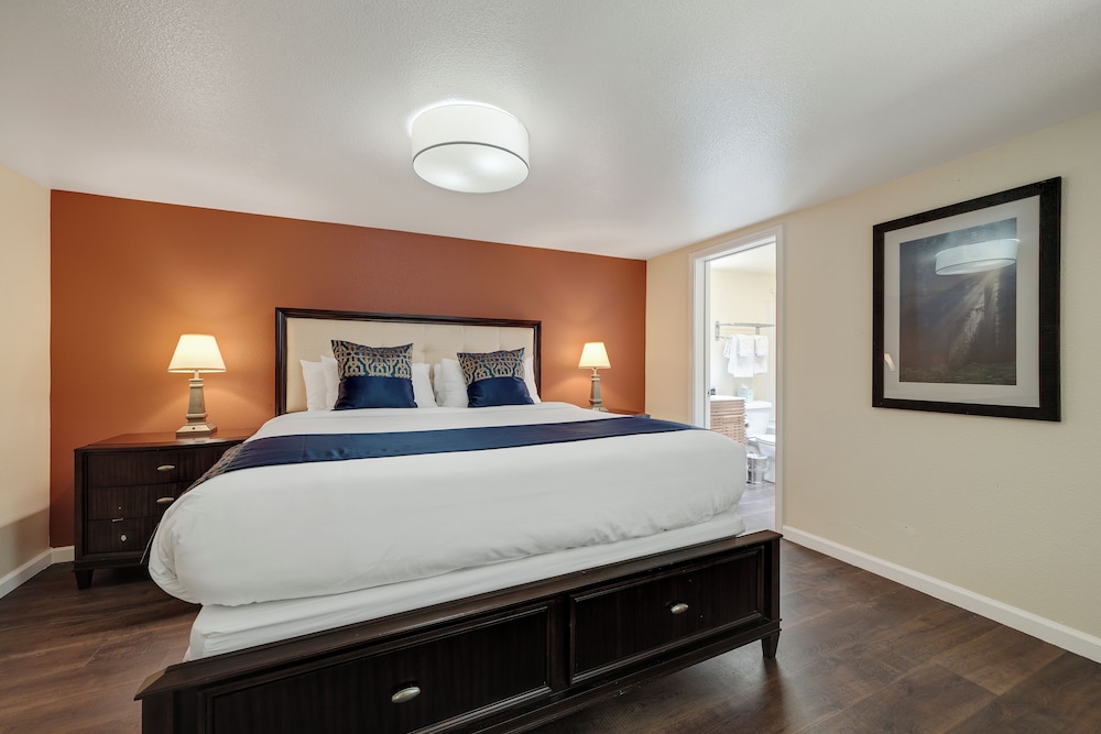 Deluxe, Suite, King Bed, Valley View, Kitchenette