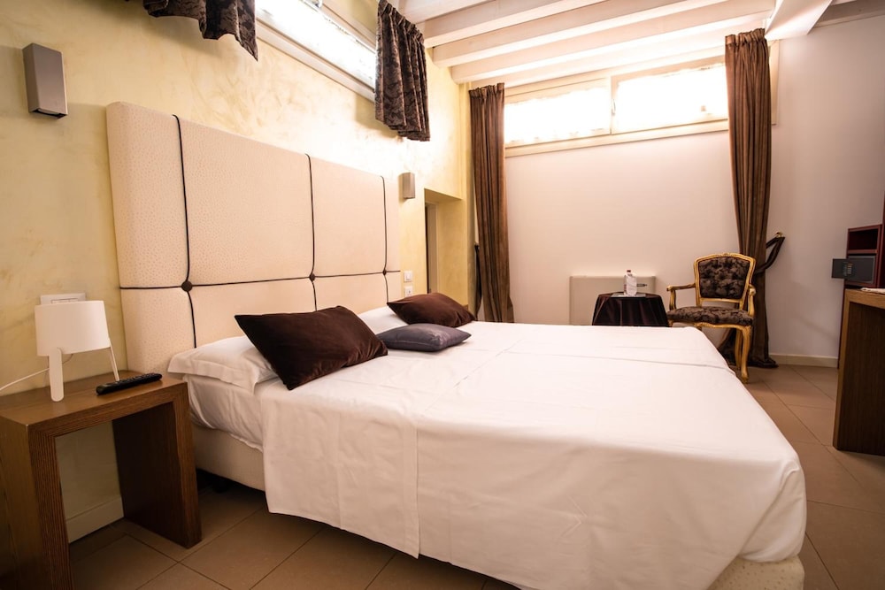 1 BEDROOM, APARTMENT, KITCHENETTE, ANNEX