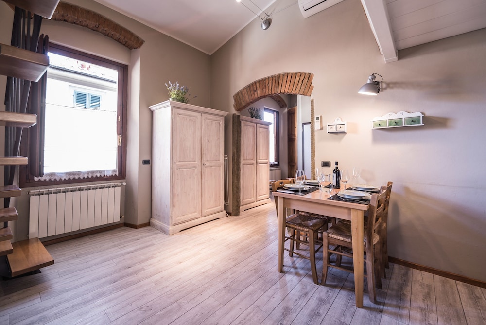 A Few Steps to The Duomo Upscale 2BD Apt 14/24