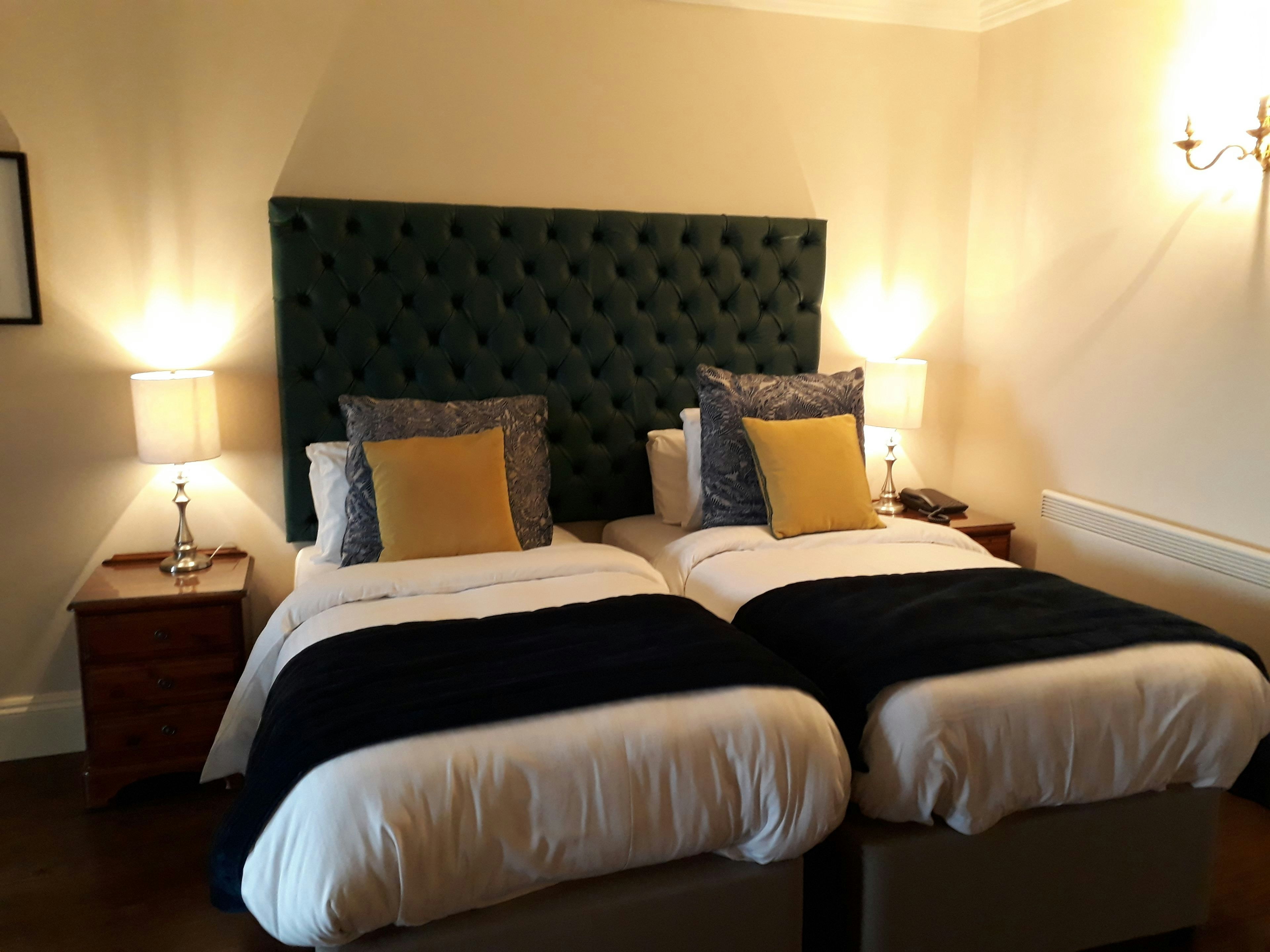 ROOM, TWIN BEDS