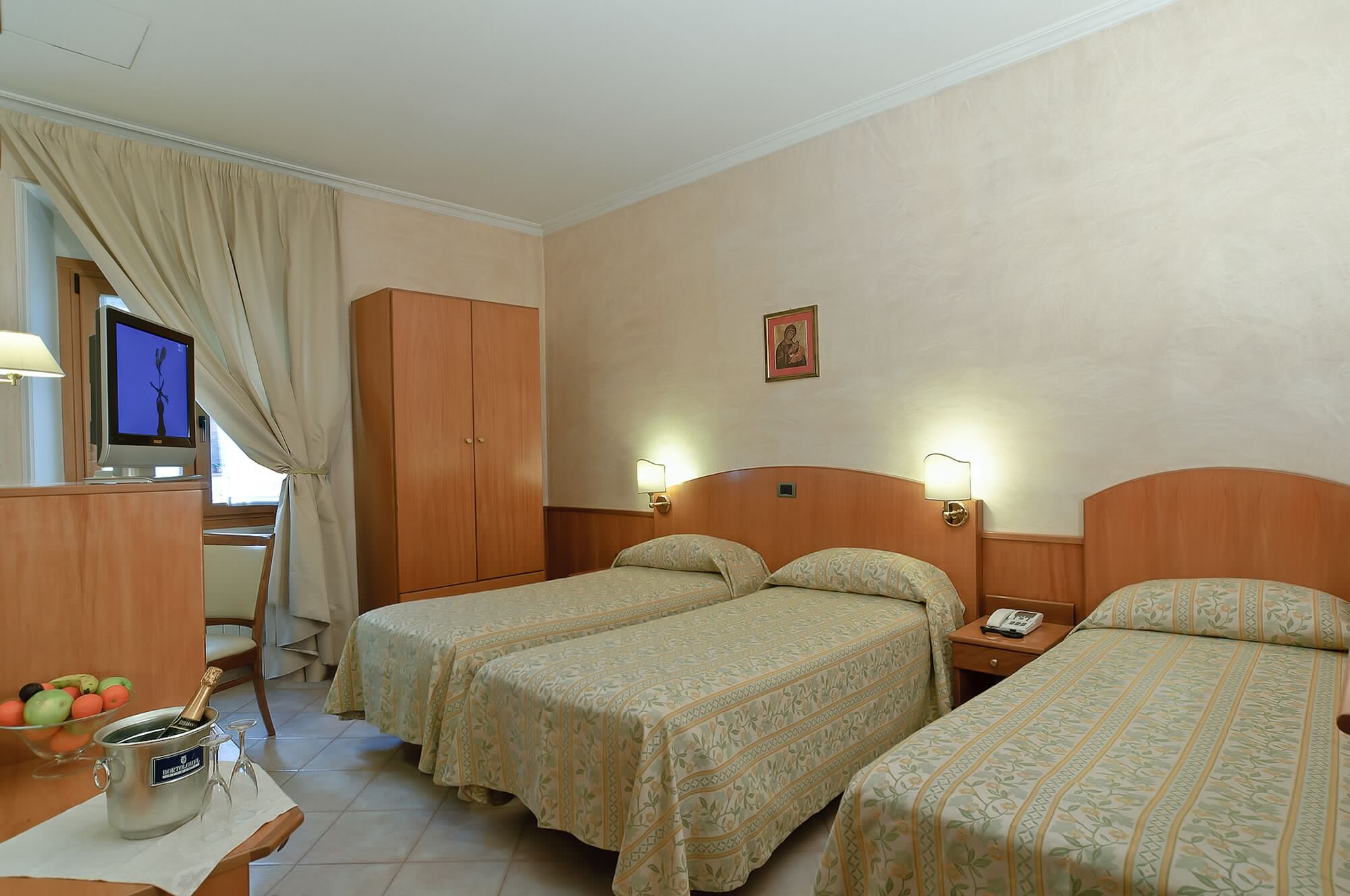 ROOM, QUADRUPLE