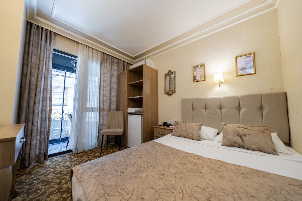 STANDARD, DOUBLE BED, CITY VIEW, FRENCH BALCONY