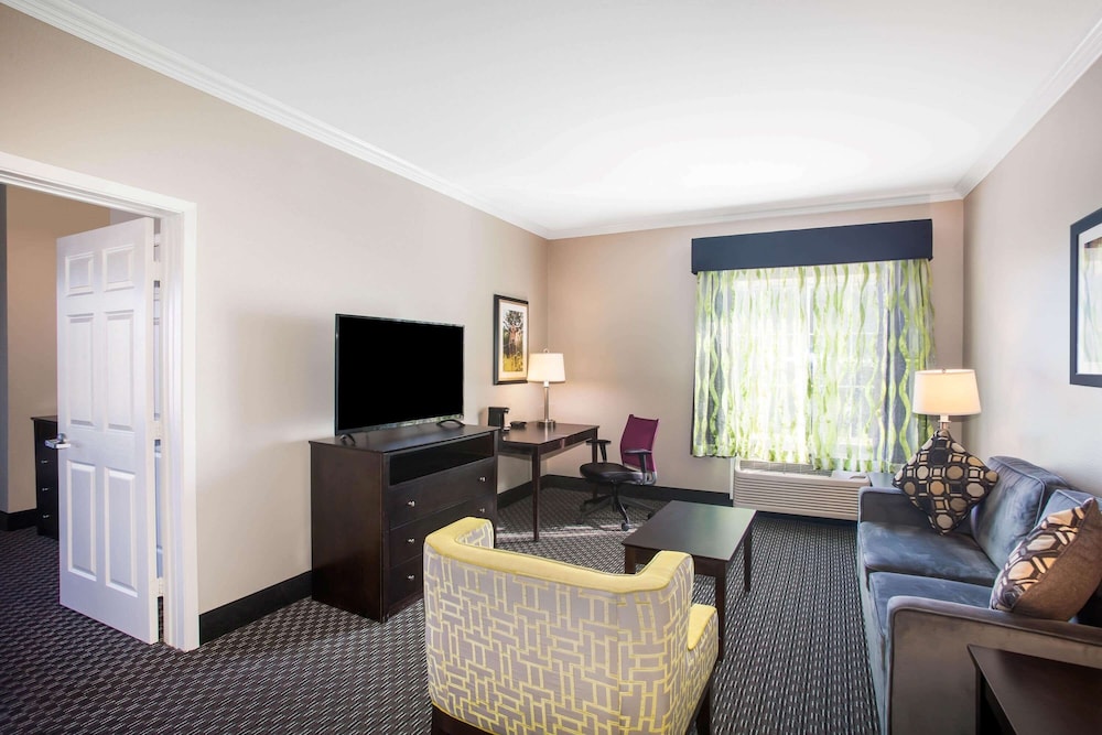 La Quinta Inn And Suites By Wyndham Columbus Tx 44/60