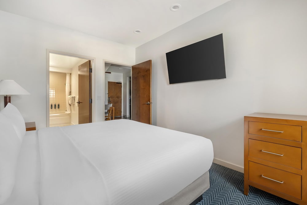 1 BEDROOM, SUITE, KING BED, SOFA