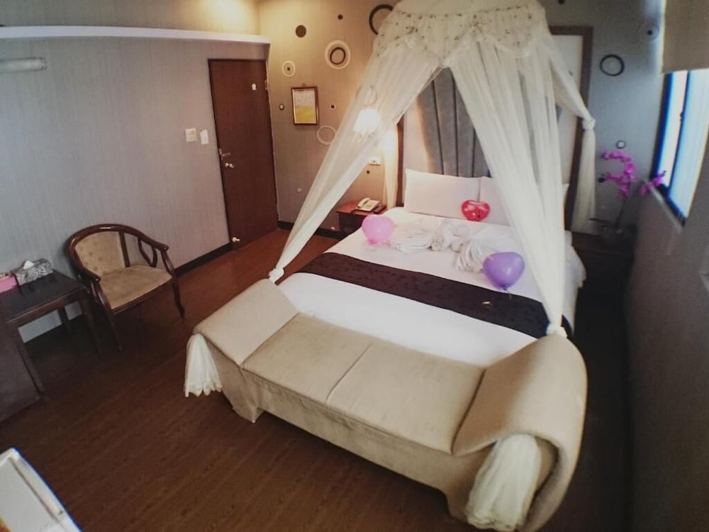 Fuchia Hotel 10/40