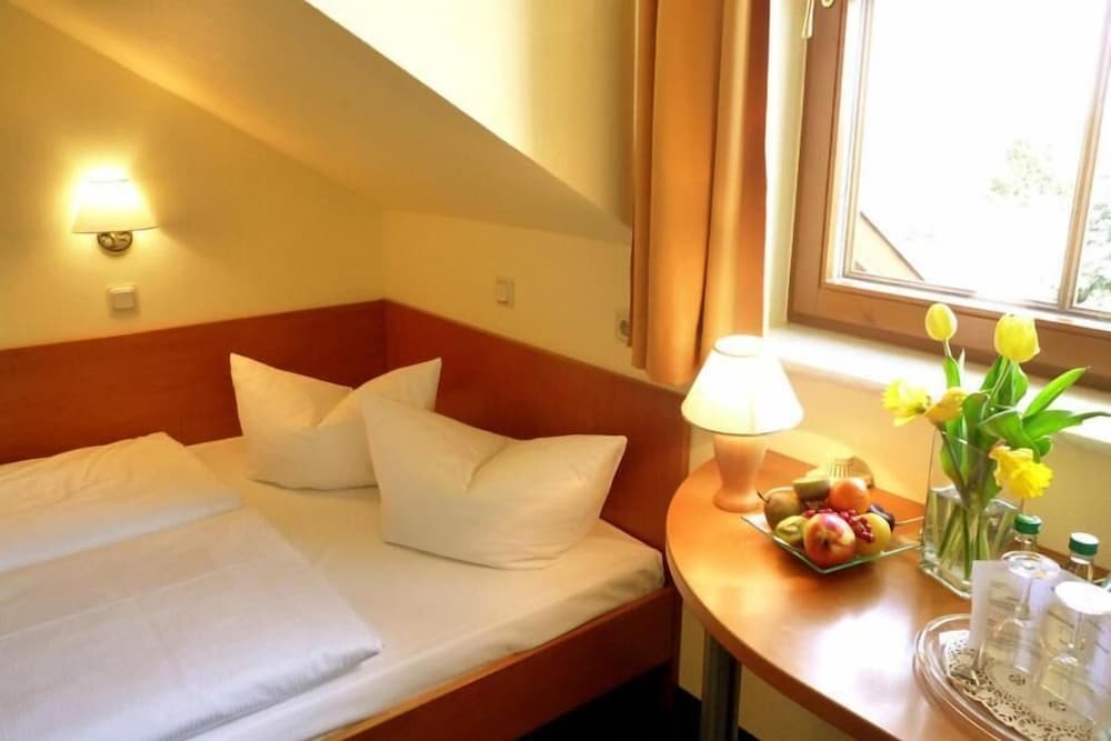 ROOM, QUEEN BED