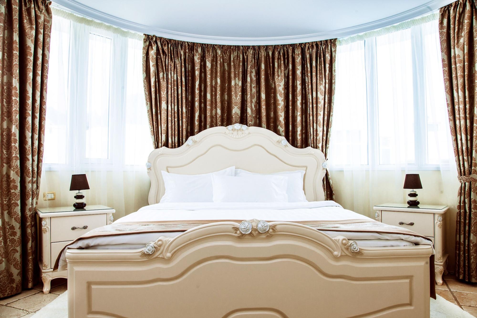 2 Bedrooms, Royal, Suite, Jetted Tub, Flamingo Suites 6/10