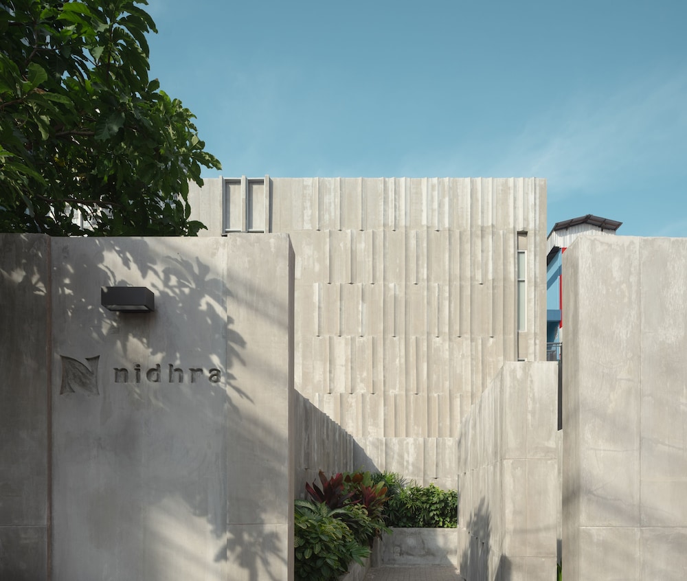 Nidhra Boutique 5/50
