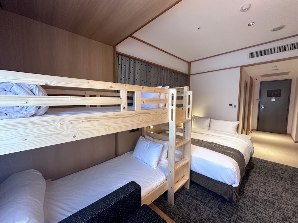 Standard, Quadruple, Multiple Beds, City View, Bathtub