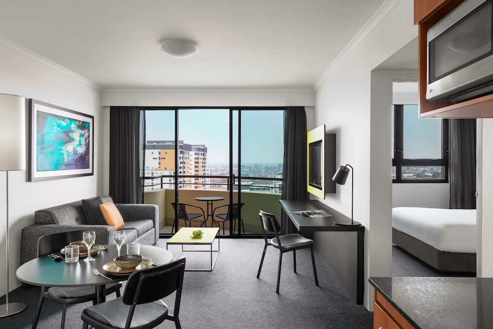 Mantra Parramatta 37/72