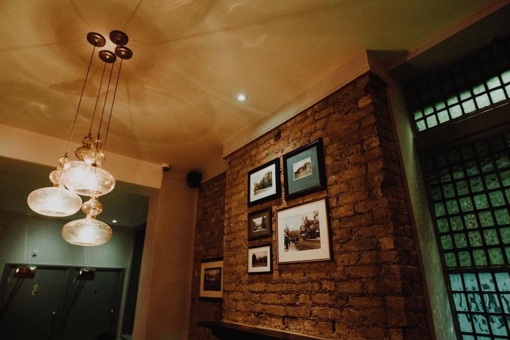 Publove the Crown Battersea 16/50
