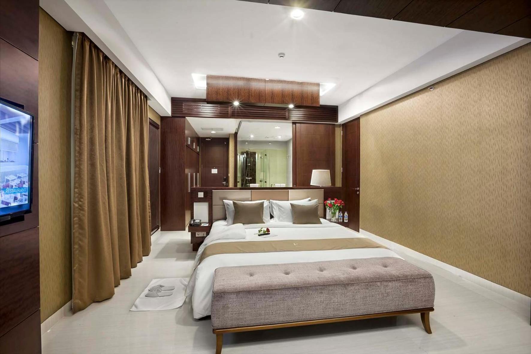 Grand, Lagoon, Suite, Balcony