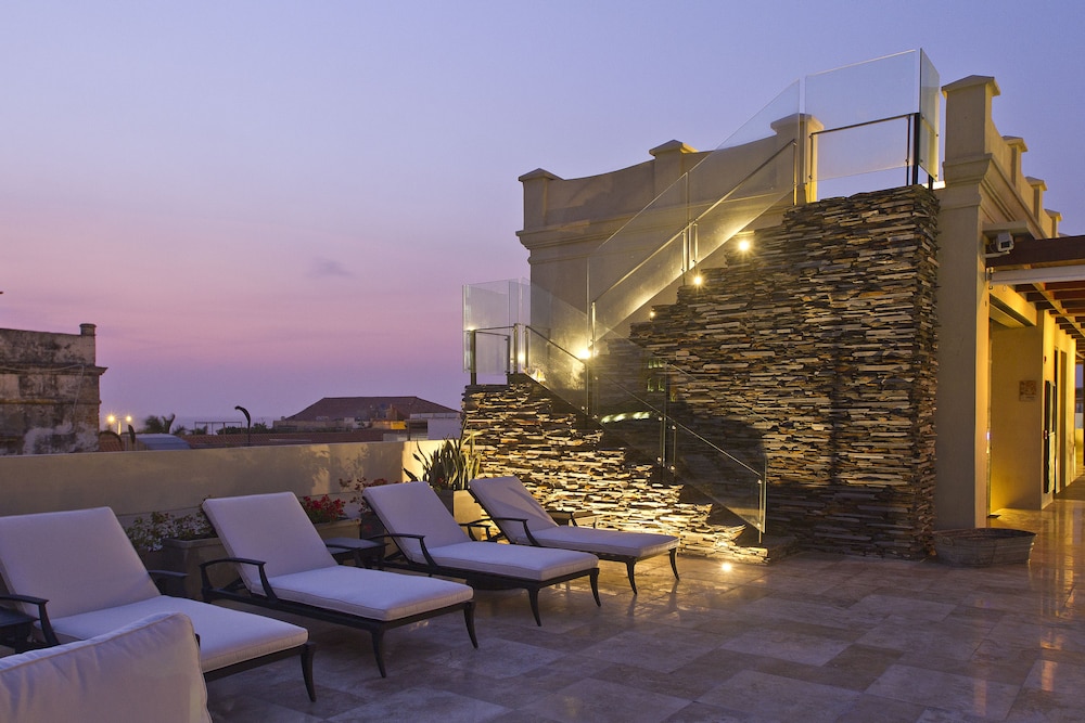 Bastion Luxury Hotel 69/75