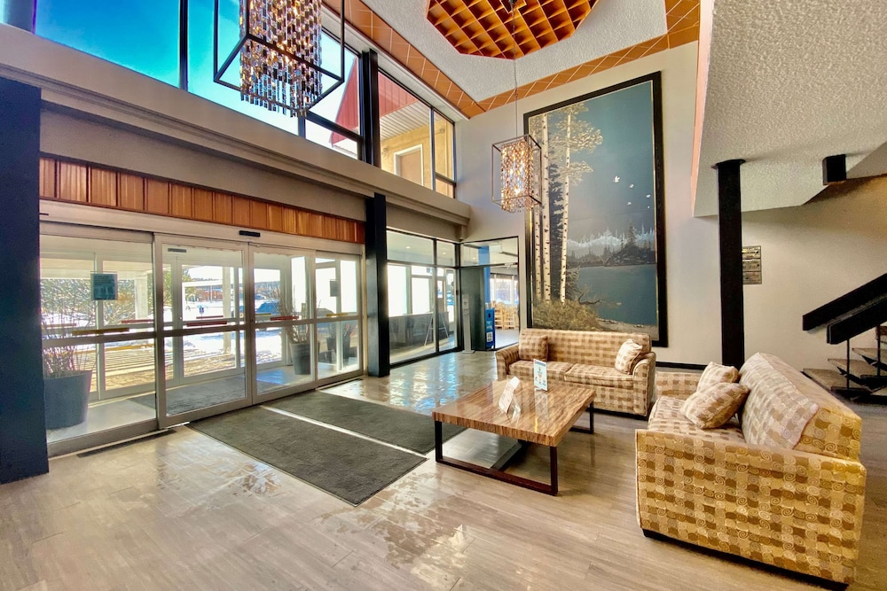 Ramada by Wyndham Whitecourt 32/48