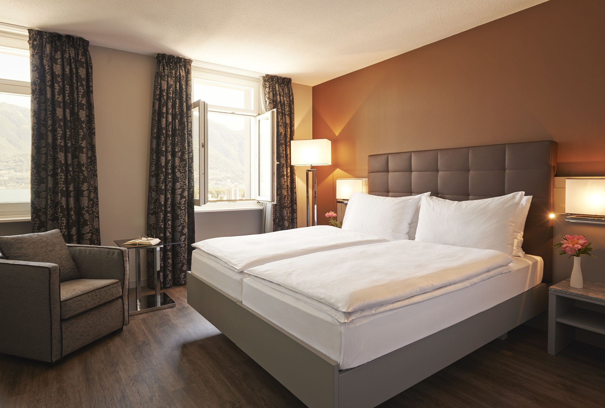 Chic, Comfort, Queen Bed, Lake View