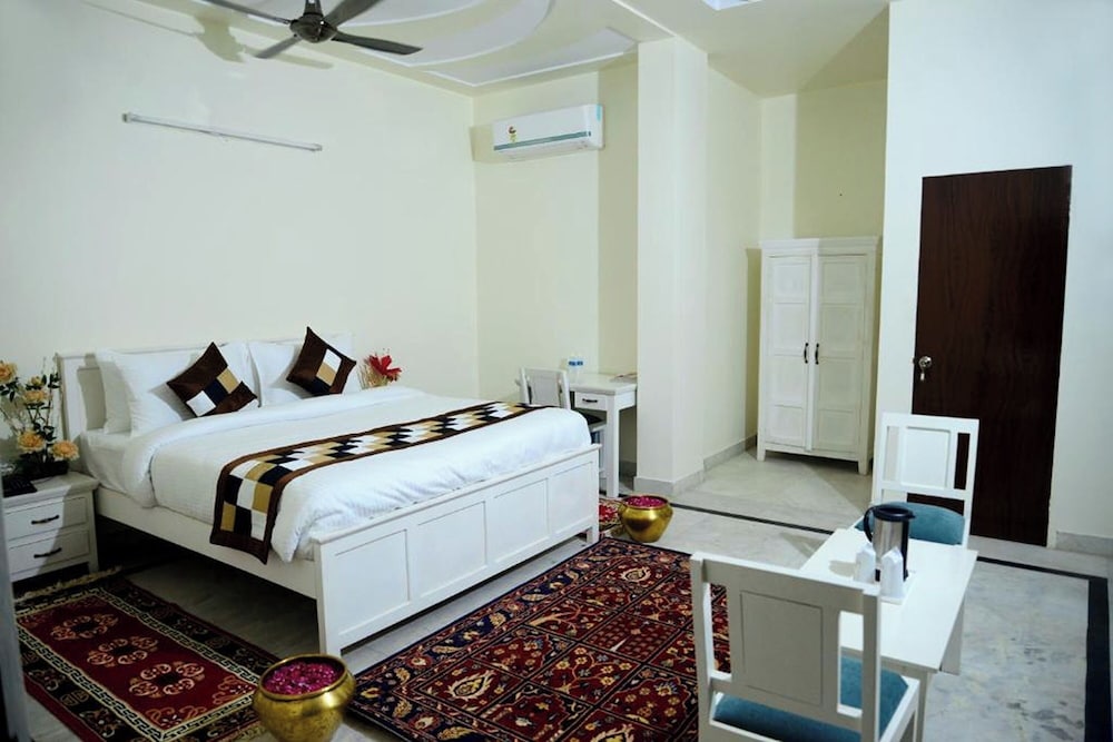 Fabhotel Dior Pink City 22/40