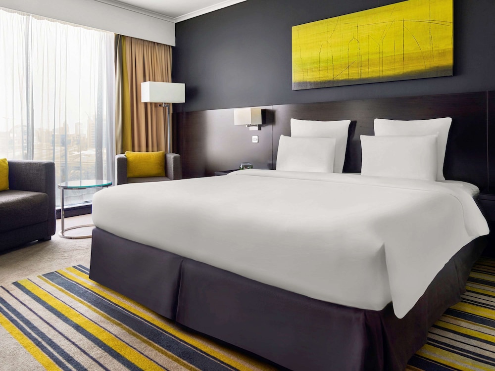 EXECUTIVE, KING BED