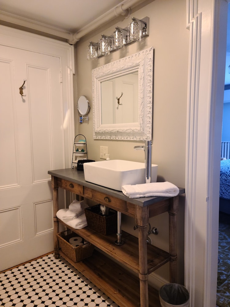 Benjamin F Packard House Bed and Breakfast 46/47