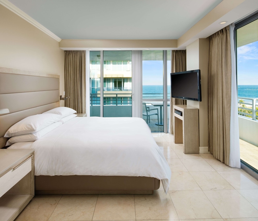 SUITE, KING BED, PARTIAL OCEAN VIEW, ACCESSIBLE