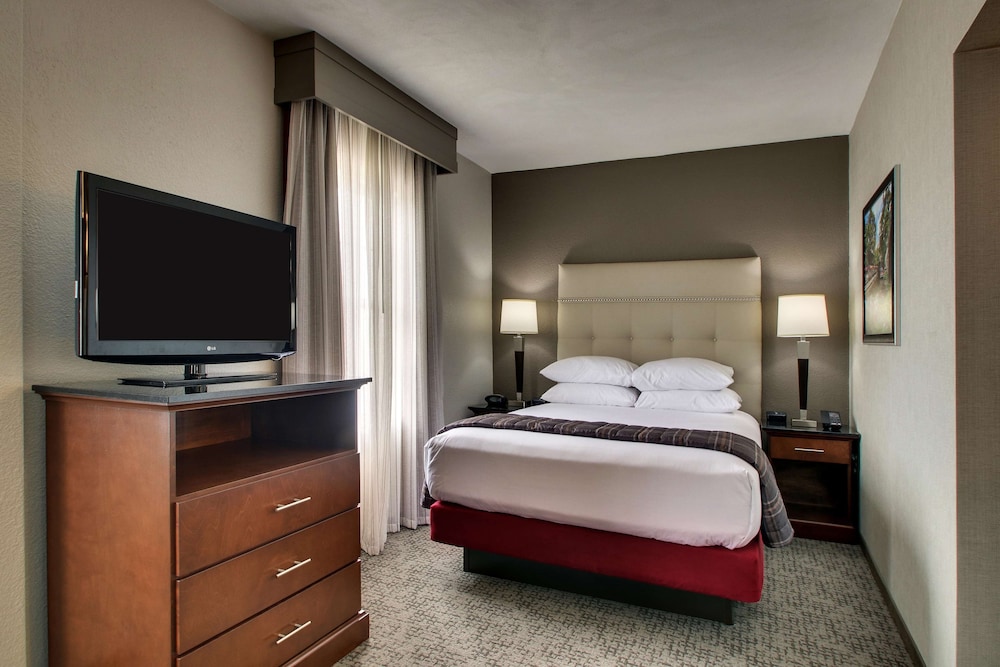 ROOM, QUEEN BED, SOFA, KITCHEN