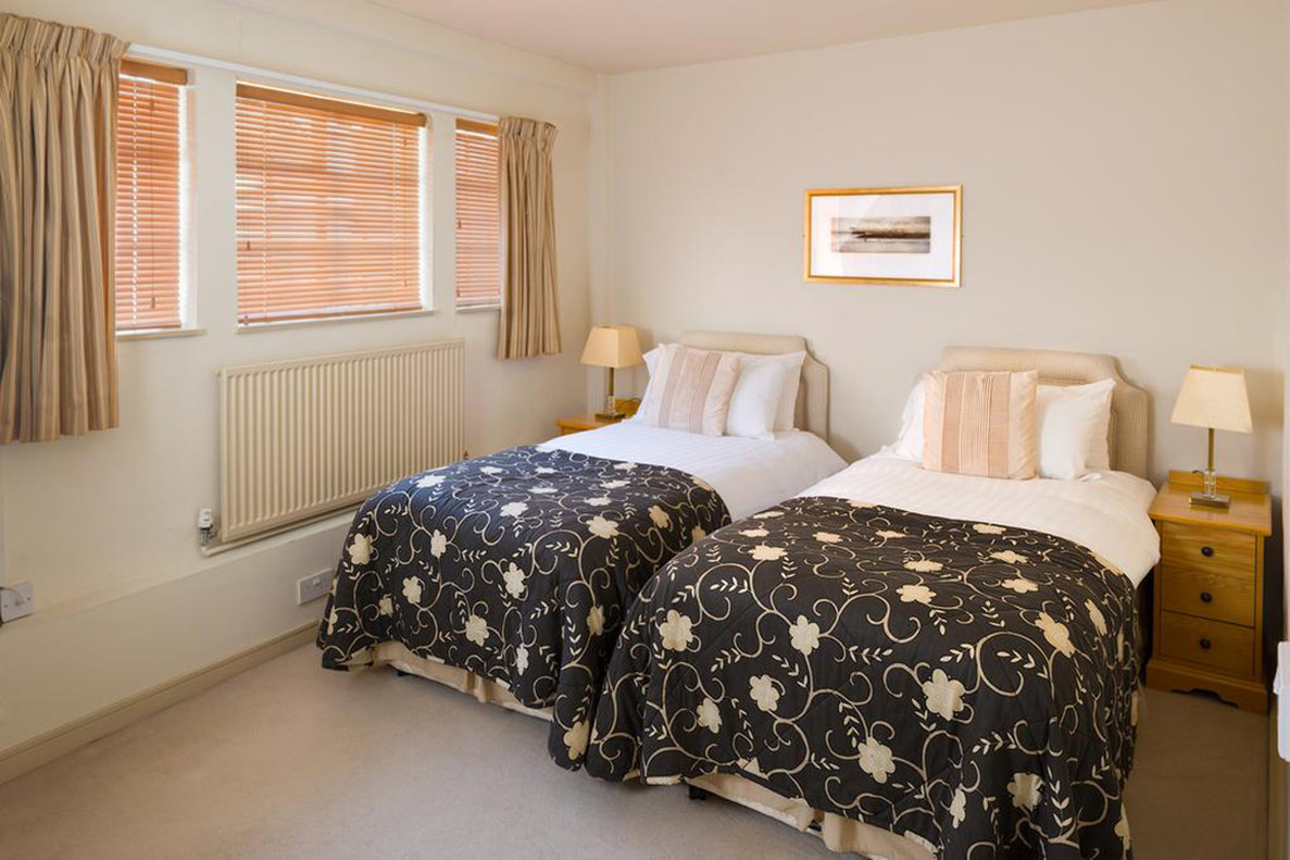 Marlborough Arms Hotel 8/41