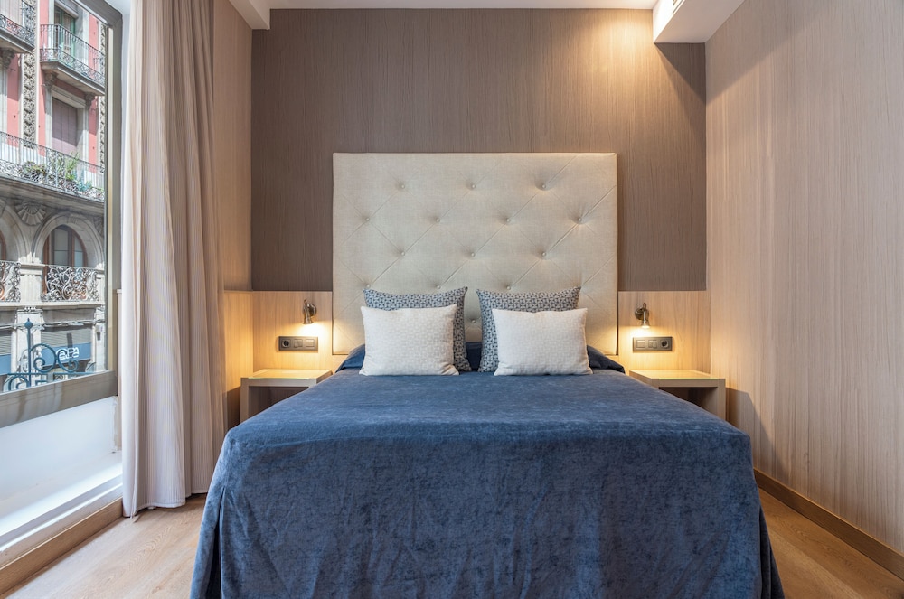 ROOM, DOUBLE BED