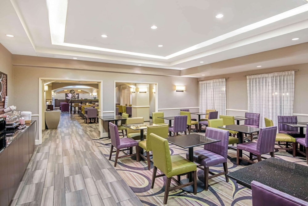 La Quinta Inn & Suites by Wyndham San Antonio Airport 43/63