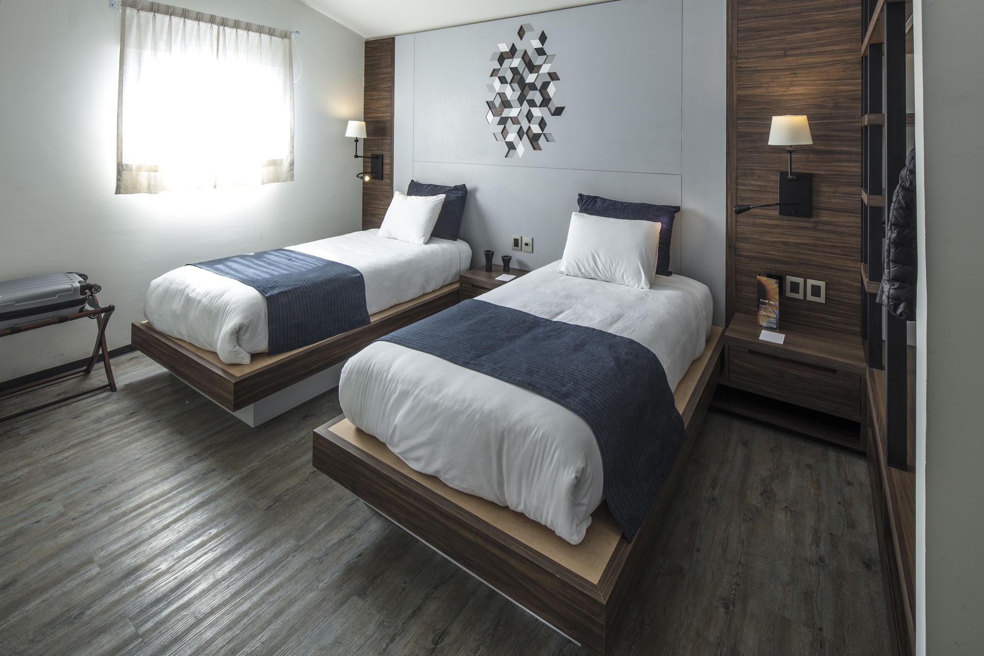SUITE, TWIN BEDS, KITCHEN