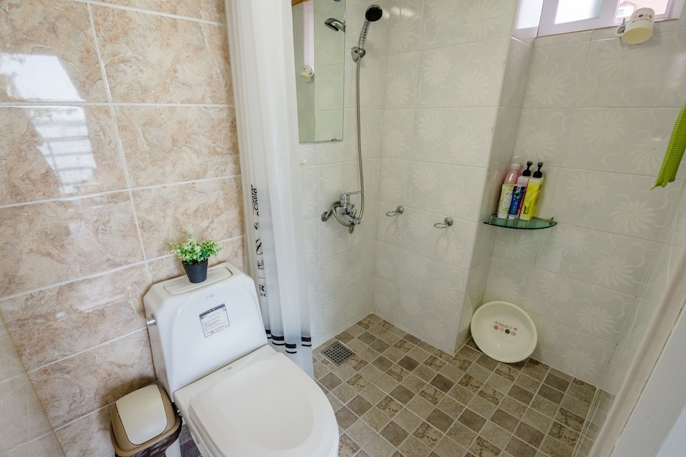 Tongyeong Pungcha Maeul Iris Pension 49/50