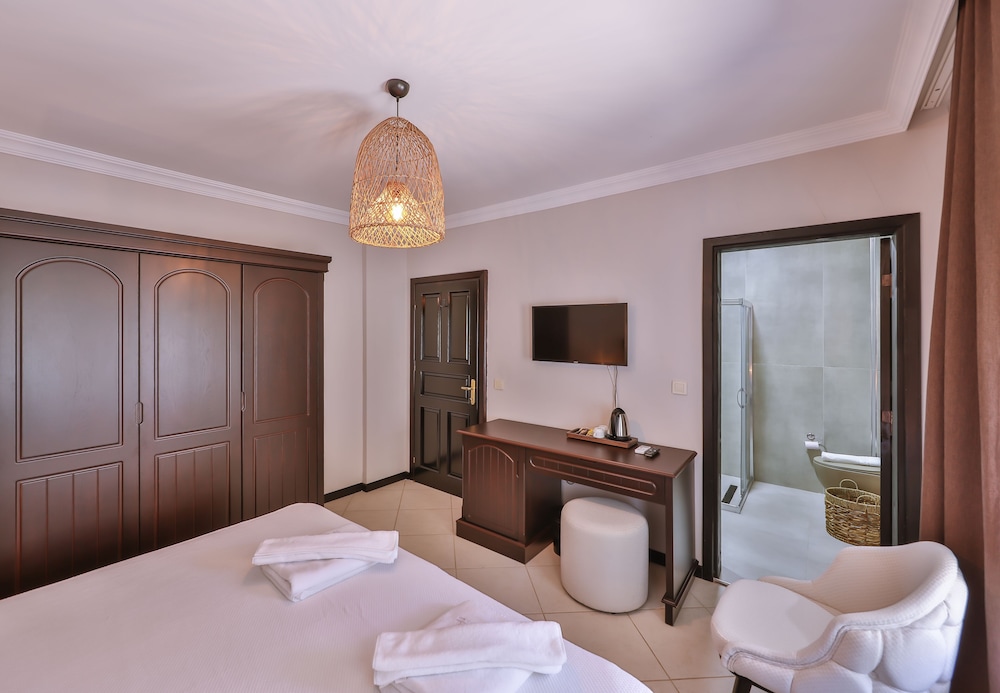 Hill House - Adults Only 6/50